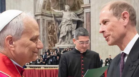 Família real britânica divulga imagem do príncipe Eduardo com o Papa