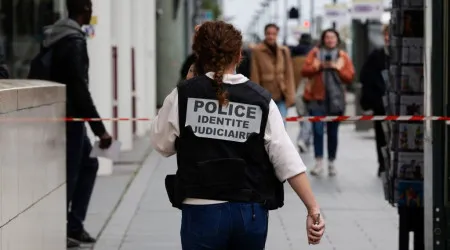 Grupo obrigava menina de 14 anos a prostituir-se em Paris. Mãe denunciou