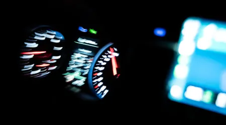 Professor explica por que não compensa andar a 140 km/h (além da multa)