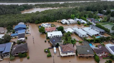 Helicópteros entregam alimentos a agricultores na Austrália após cheias
