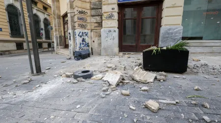 De casas a escritórios. Sismo de magnitude 6,1 faz estragos na Grécia