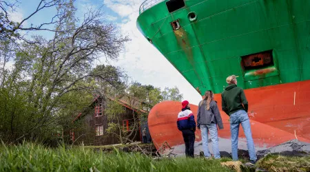 Navio que encalhou em jardim de noruguês já foi retirado do local