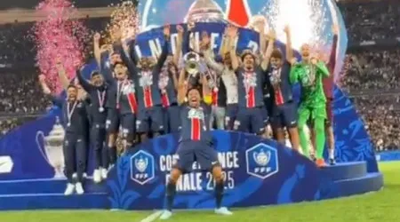 O momento em que o PSG celebra a conquista do triplete em França
