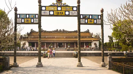 Homem detido após partir apoio de braço de trono em palácio vietnamita