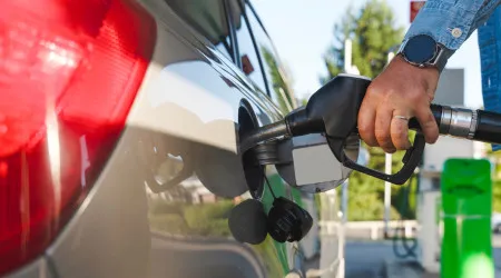 Atestar o carro está mais barato. Saiba em que postos pode poupar