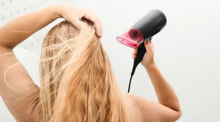 Pare de secar o cabelo assim. Só está a aumentar o risco de caspa