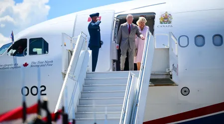Rei Carlos III chega ao Canadá... e filho Harry viaja para a China
