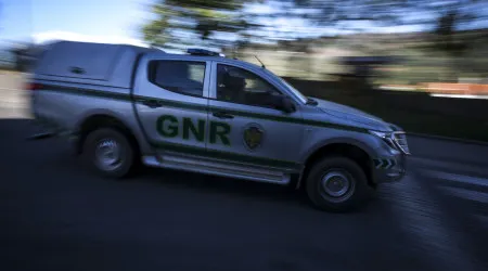 Homem de 27 anos com pulseira eletrónica por agredir ex-namorada