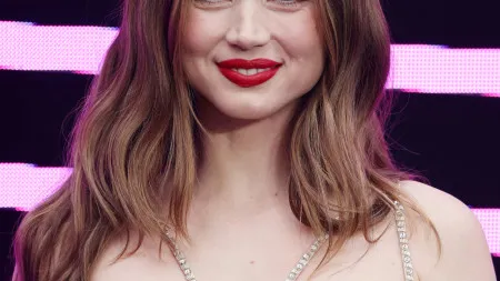Ana de Armas dá nas vistas com minissaia e botas até ao joelho