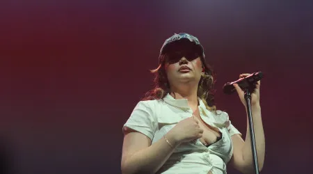 "Nenhum homem merece isso", diz fã a Lola Young. Cantora responde