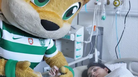 Mascote do Sporting visitou pediatria... e houve 'máscara' de Gyokeres 