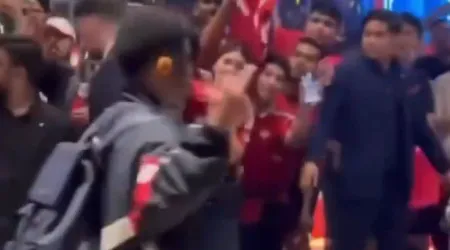 Craque de Amorim mostra o dedo do meio a adeptos do Manchester United