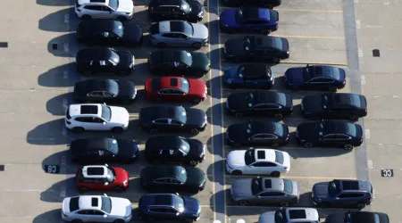 Como manter o seu carro estacionado fresco no verão?