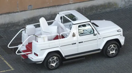 O carro que serve de base ao milionário Papamóvel de Leão XIV
