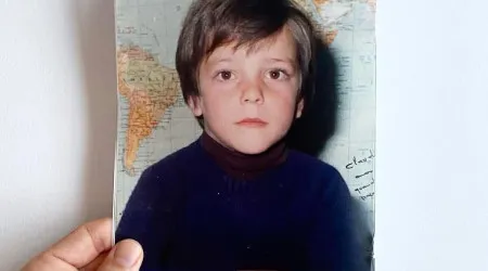 É apresentador e os seus traços são inconfundíveis. Reconhece-o? 
