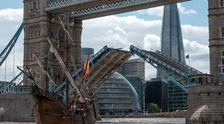 Tower Bridge ergue-se para receber réplica de nau de Cristóvão Colombo