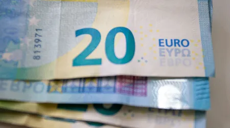 Euro cai após três sessões a ganhar mas mantém-se nos 1,17 dólares
