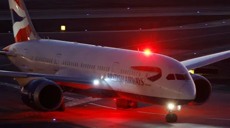 Assistente de bordo encontrado a dançar nu na casa de banho de avião
