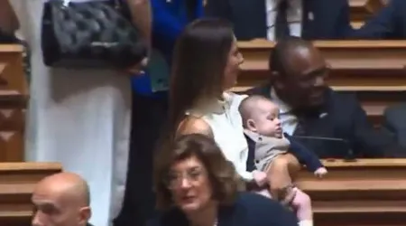 Rita Matias aparece com bebé ao colo no 1.º dia de trabalhos na AR