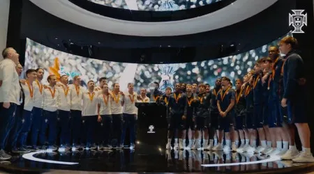Campeões europeus já entregaram o troféu à Cidade do Futebol
