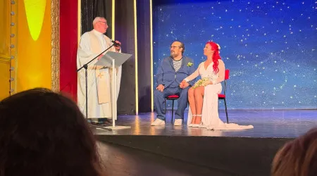 Aos 50 anos, ator Miguel Dias casou-se no palco e já há imagens