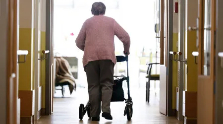 Agride idosa de 80 anos em casa de banho de lar para a tentar violar
