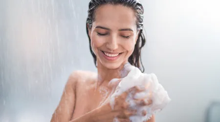 Toma banho de manhã ou à noite? Saiba se um dos hábitos é melhor