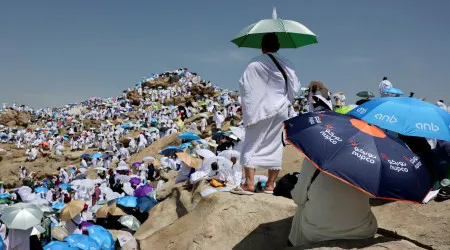 Dois milhões de muçulmanos iniciam peregrinação do Hajj sob calor extremo