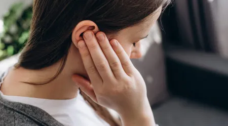 Ouvido entupido? Quando procurar ajuda médica