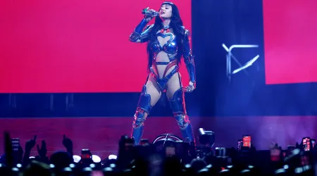 Katy Perry vive susto enquanto 'voava' em espetáculo