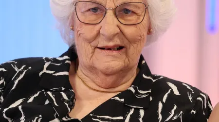 Fã de 84 anos em lágrimas ao ser surpreendida em direto pelo Big Brother 