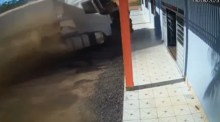 Camionista atingido por condutor bêbado despista-se e destrói restaurante