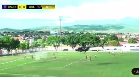 Surreal. Helicóptero pousa no relvado e interrompe jogo para levar mulher