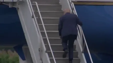 Donald Trump tropeça em escadas de avião e internet não perdoa. Ora veja