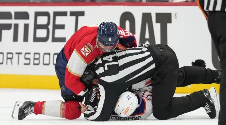 Até o árbitro 'voou'. Pancadaria toma conta da final de NHL