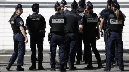 Auxiliar morre esfaqueada por aluno de 15 anos numa escola em França