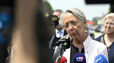 Ministra francesa pede "resposta global" após aluno matar auxiliar