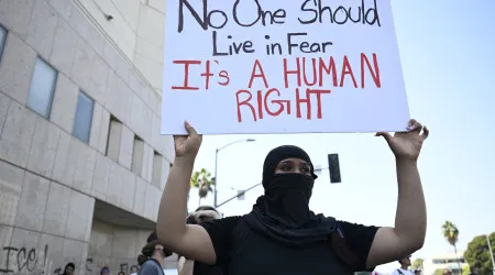 Los Angeles "em chamas" e recolher obrigatório. "Democracia sob assalto"?