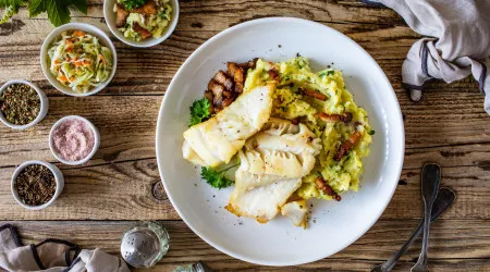 Bacalhau com bacon e tomate. O almoço está serviço em poucos minutos