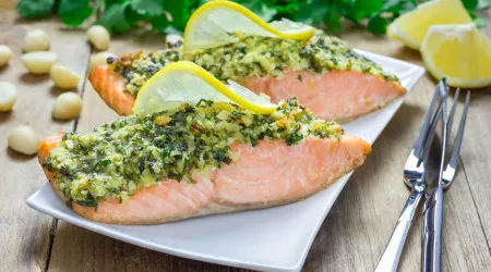 Almoço sem glúten. Que tal um salmão com crosta de queijo feta e ervas?