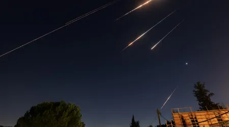 Irão responde a Israel. Imagens mostram mísseis iranianos sobre os céus