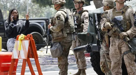 Fuzileiros montam guarda a edifício federal em Los Angeles