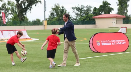 Benfica inaugurou academia nos EUA e Rui Costa surgiu bastante animado