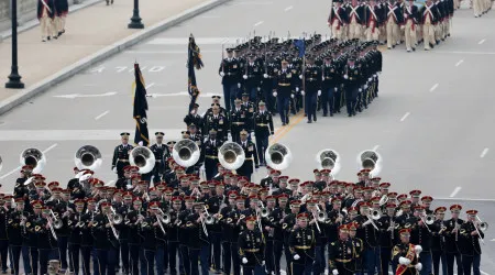 Exército dos EUA celebra 250 anos com desfile (no aniversário de Trump)