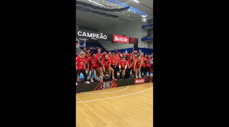 Benfica ergue o troféu de campeão de basquetebol no Dragão Arena