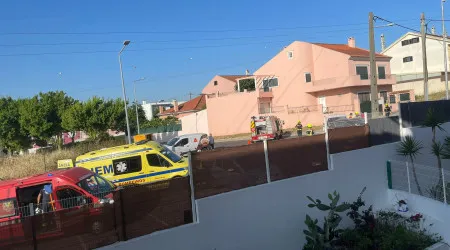 Colisão rodoviária com dois veículos corta rua em Odivelas