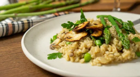 Risoto de cogumelos e espargos. O almoço serve-se em 10 minutos