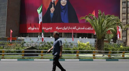 Jornalista iraniana volta em direto após explosão. É "heroína" no país