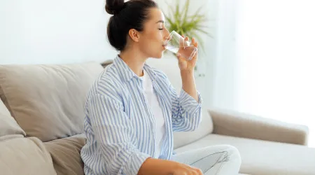 Água mineral ou com gás: Qual é a melhor escolha para os dias de calor?