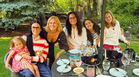 Demi Moore, 'ex' de Bruce Willis, comemora aniversário da mulher do ator